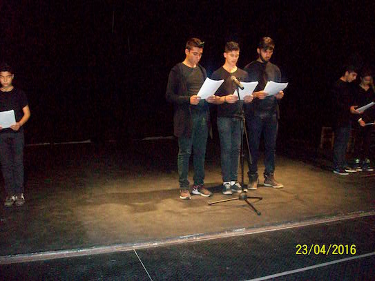 Παρουσίαση θεταρικού για το Ολοκαύτωμα στο Φεστιβάλ Κοζάνης από εφήβους Ρομά του Παραρτήματος Ρομά Αλιβερίου (ΕΣΠΑ 2014-'20)